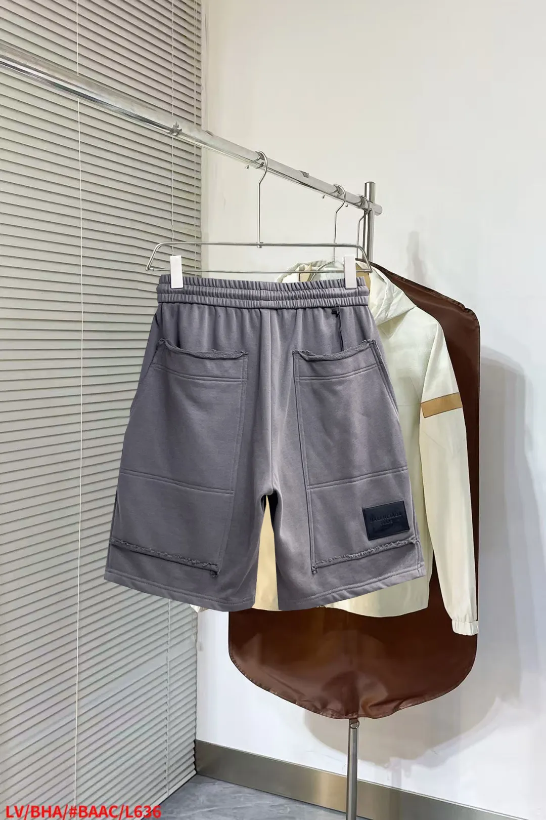 Balenciaga's three-standard complete 2026 summer New Arrival men's casual shorts, advanced custom-made Breathable fabric, Breathable fabric, extremely stretchy and comfortable, impeccable details, top-grade accessories, original logo design concept, delicate and soft feel! The upper body fit is awesome! Size: M-XXXL Please state your height and weight when ordering